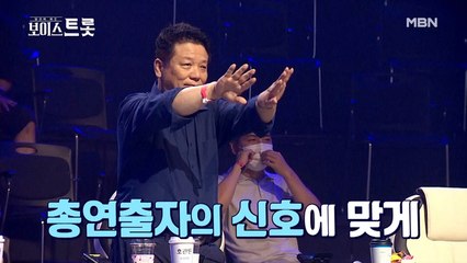 스타들의 화려한 등장 속 무대 뒤에는 비밀이 있다?