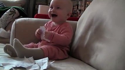 ضحك هيستيري لطفل، والسبب -تمزيق الأوراق- عسل مصفي