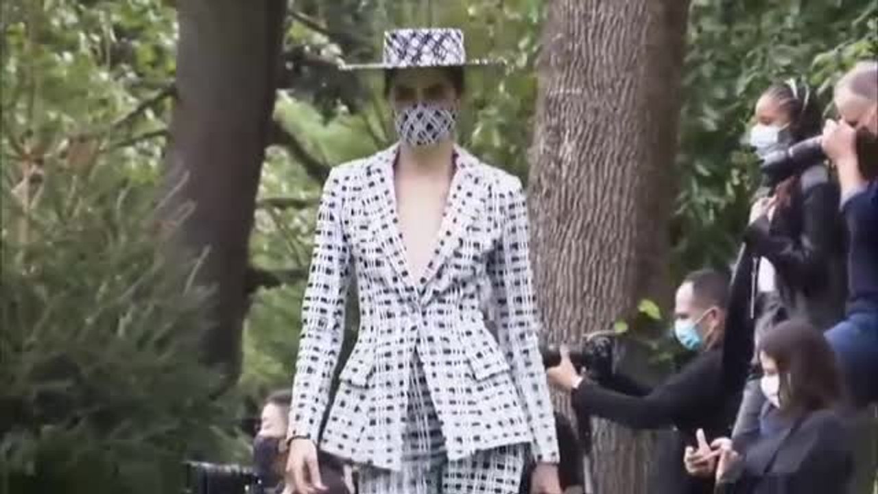 Mascarillas a juego con las prendas y distancia social en los desfiles de la Semana de la Moda de Nueva York