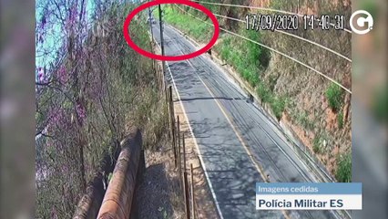 Carro capota em Colatina