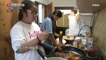 저녁 먹을 준비하는 엄마와 첫째