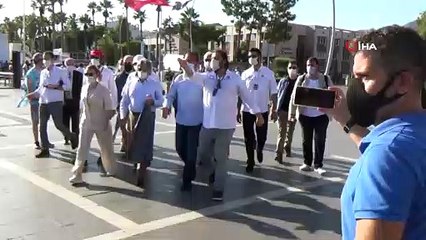 Bakan Kasapoğlu teknede kahve içti, yenilenen Marmaris Şehir Stadyumu'nu gezdi