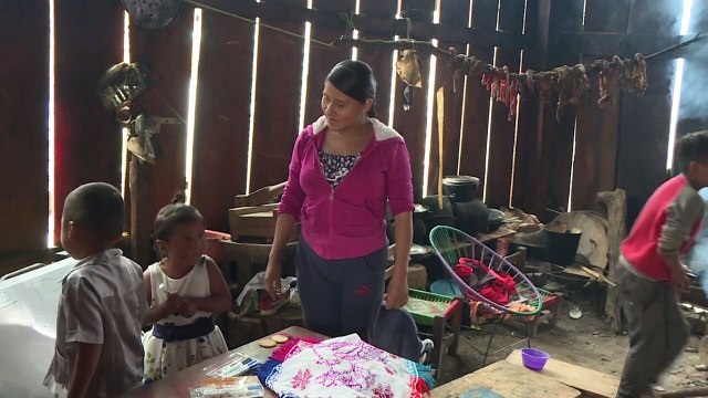 Maestros se resisten a abandonar a sus alumnos en empobrecida región indígena de México