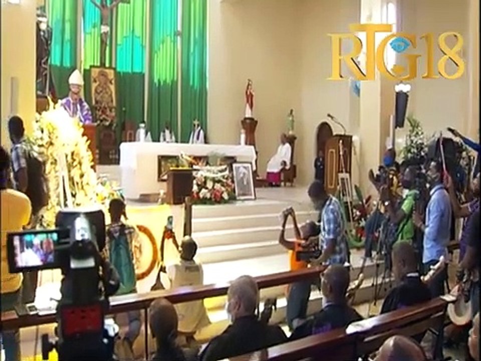 Mgr. Pierre André Dumas nan okazyon mès pou rann omaj ak ansyen batonye a Me. Monferrier Dorval