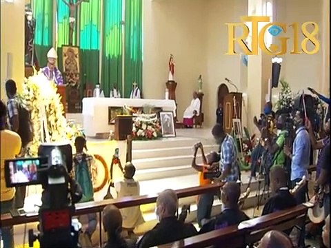 Mgr. Pierre André Dumas nan okazyon mès pou rann omaj ak ansyen batonye a Me. Monferrier Dorval