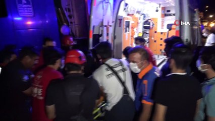 Kazada savrulan araç tırın altına girdi,sıkışan yaralı  kurtarıldı