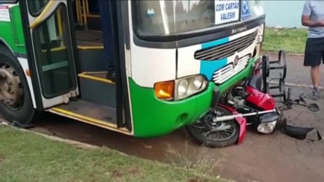 Motociclista colide com ônibus no Bairro Cascavel Velho