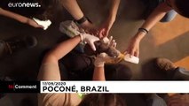 Brasile, guadando il fiume Piquiri per salvare giaguari