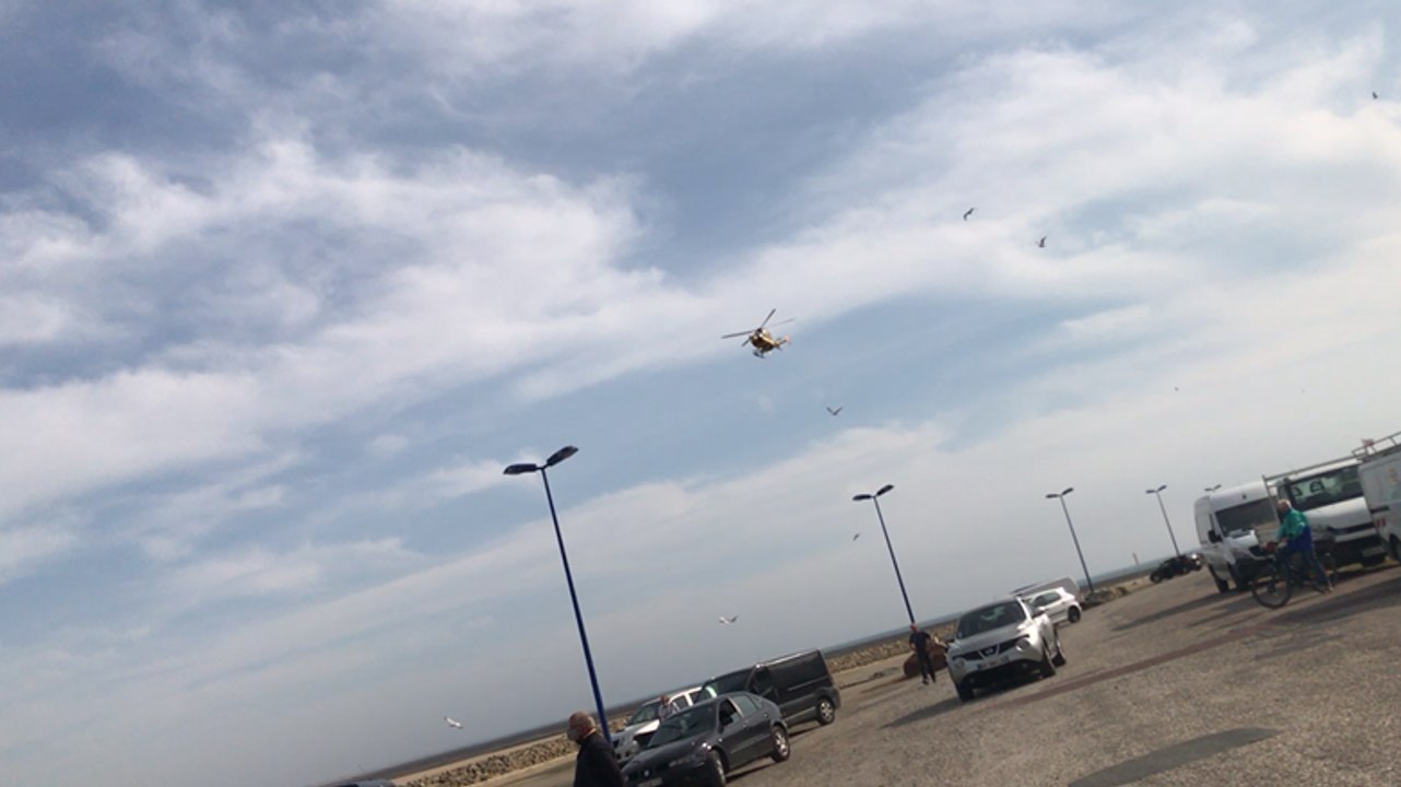 Un bateau de pêche en feu sur la cale du port de Carteret