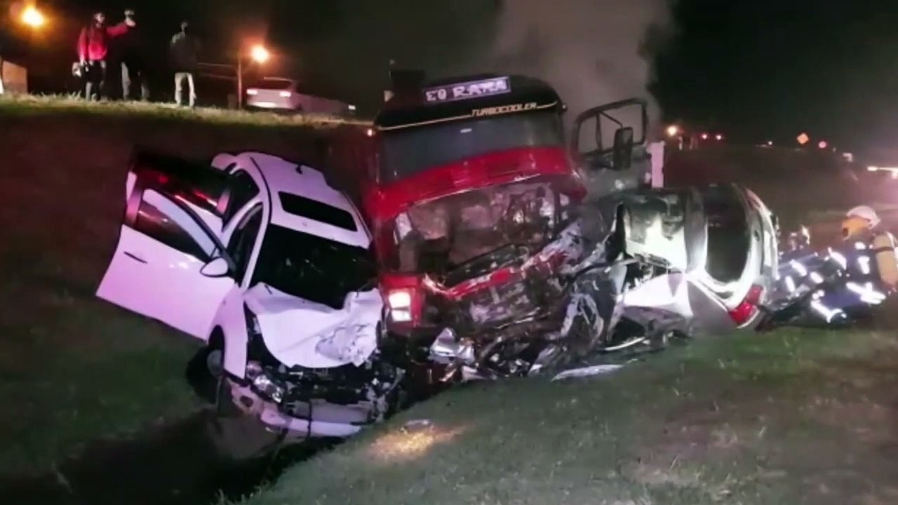 Carreta tomba e caminhonete pega fogo em grave colisão na BR-277