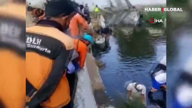 Endonezya'da maske takmayanlara ilginç cezalar uygulanıyor