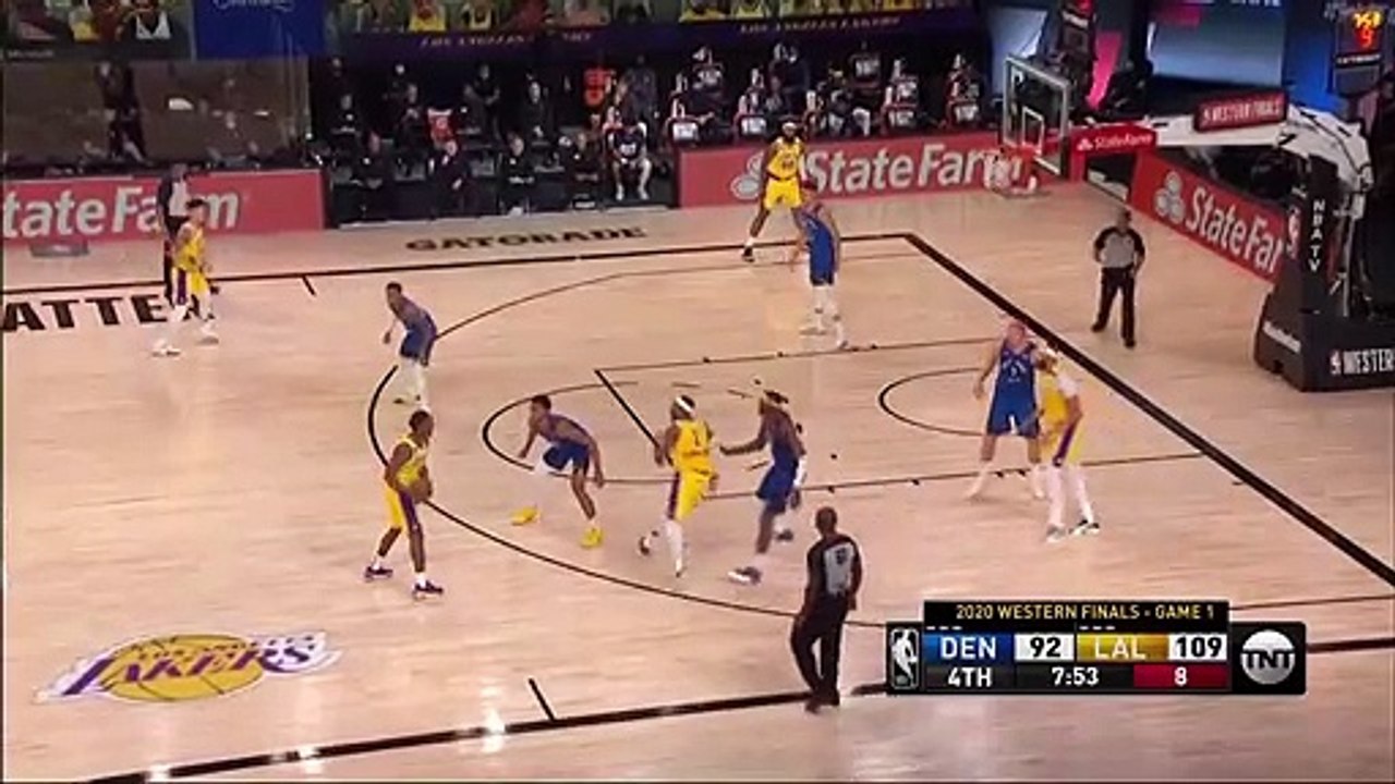 Un layup depuis l'arrière du panier pour Rajon Rondo