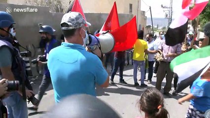 Video herunterladen: Journalist reportedly among three Palestinians injured in clashes with Israeli forces