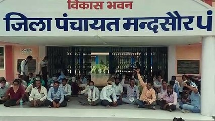 मंदसौर: सेमलीया हीरा के सरपंच सचिव के खिलाफ ग्रामीण पहुंचे जिला पंचायत, दिया धरना