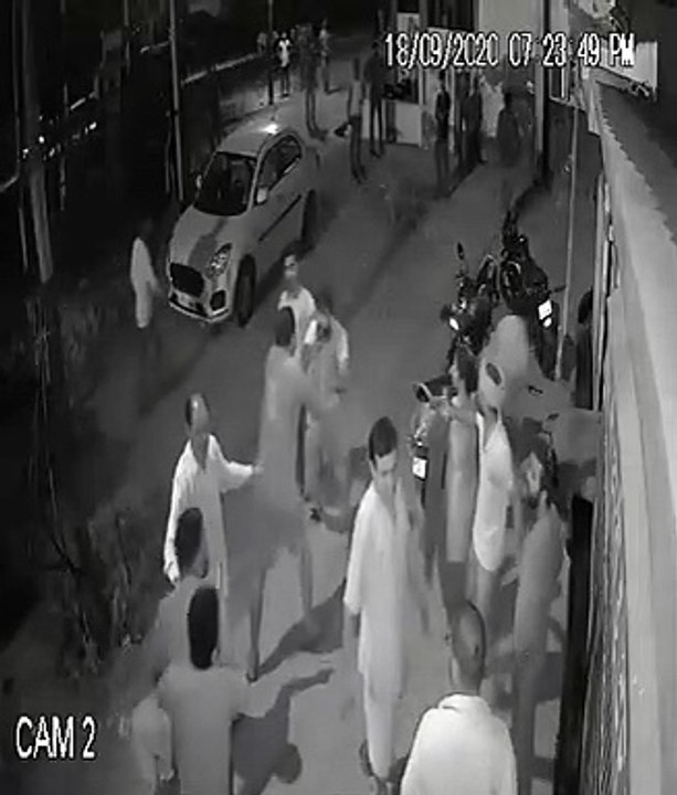 घर के बाहर शराब पीने को मना करने पर जमकर चले लात-घूसें और लाठी डन्डे