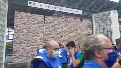 Les manifestants de Bake Bidea et des Artisans de la Paix emmurent symboliquement la sous-préfecture de Bayonne