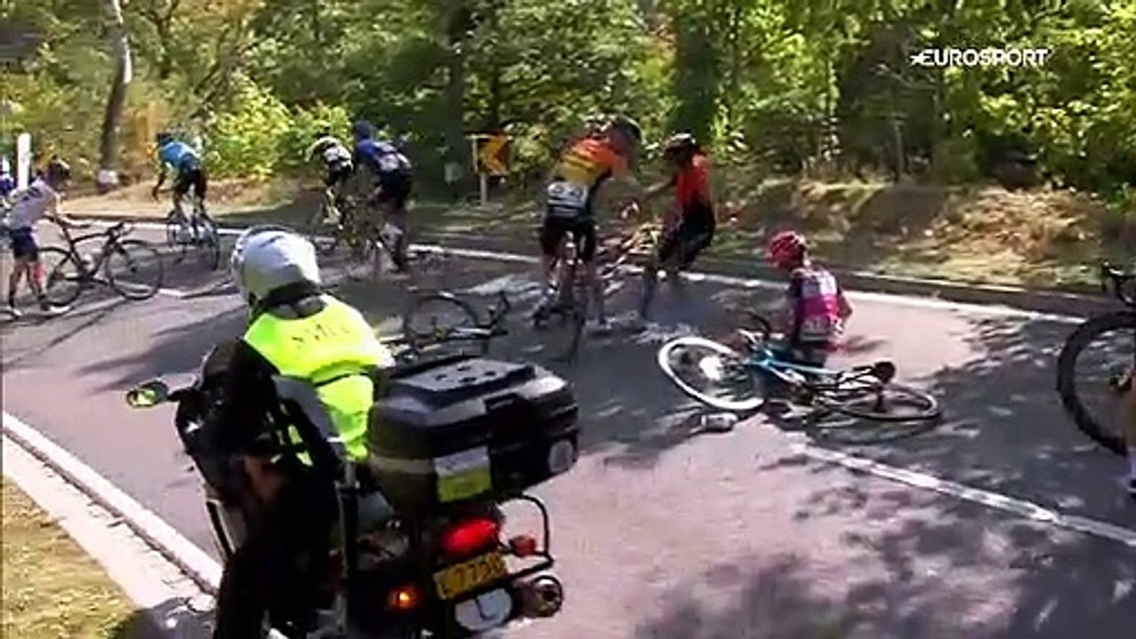 Surréaliste : un camion à contre-sens provoque une chute dans le peloton