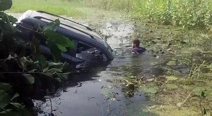 Tải video: तेज रफ्तार वैगनार कार और  मोटरसाइकिल की हुई टक्कर, बाइक सवार हुआ गम्भीर रूप से घायल