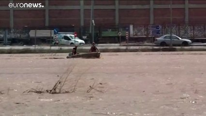 شاهد: رجال الإطفاء ينقذون رجلاً غمرت المياه سيّارته كاملاً في اليونان