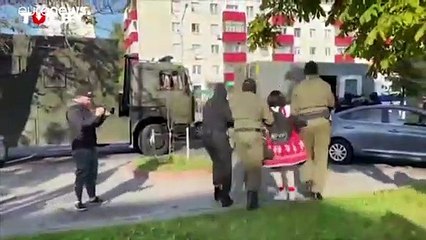فيديو: شرطة بيلاروس تعتقل المئات خلال تظاهرة نسائية في مينسك