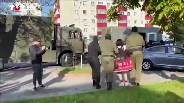 فيديو: شرطة بيلاروس تعتقل المئات خلال تظاهرة نسائية في مينسك