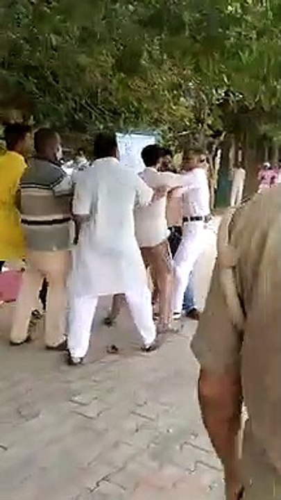 कलेक्ट्रेट में पालिका अध्यक्ष समर्थक और सभासद म...
