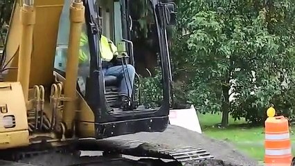 Download Video: Il détruit une canalisation d'eau en creusant dans le jardin... sale journée pour cet ouvrier