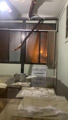 Elle se retrouvent avec un arbre dans la maison après le passage de l'ouragan Sally (Gulf Shores)