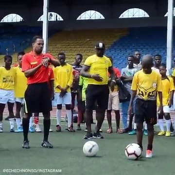 A 12 ans, il bat le record du monde de jongles avec un ballon sur la tête