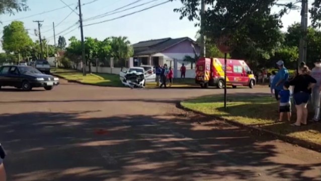 Grave batida: HB20 avança em grade de residência e Ônix tem frente destruída no Coqueiral