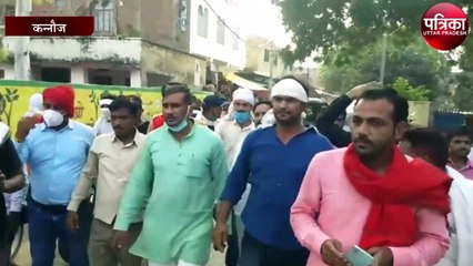 दिव्यांग के पक्ष में उतरी सपा, सिपाही पर मुकदमा दर्ज कराने के लिए थाने का किया घेराव