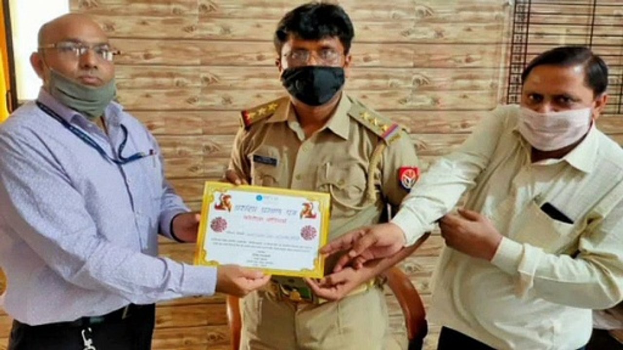 थानाध्यक्ष को प्रशंसा पत्र देकर किया गया सम्मानित
