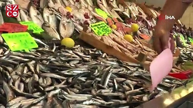 Vatandaşlar tezgahlarda hamsinin bollaşması için gün sayıyor