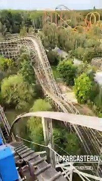 Rayane Bensetti au parc Asterix avec Denitsa Ikonomova.