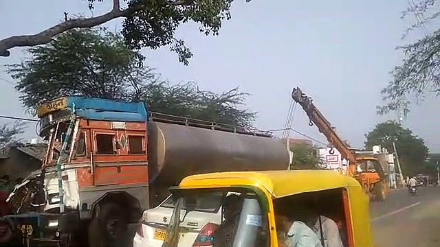 आगरा: दूध के टैंकर का टायर फटने से अनियंत्रित होकर इंटों के भरे ट्रैक्टर में जा टराया