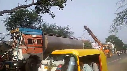 आगरा: दूध के टैंकर का टायर फटने से अनियंत्रित होकर इंटों के भरे ट्रैक्टर में जा टराया