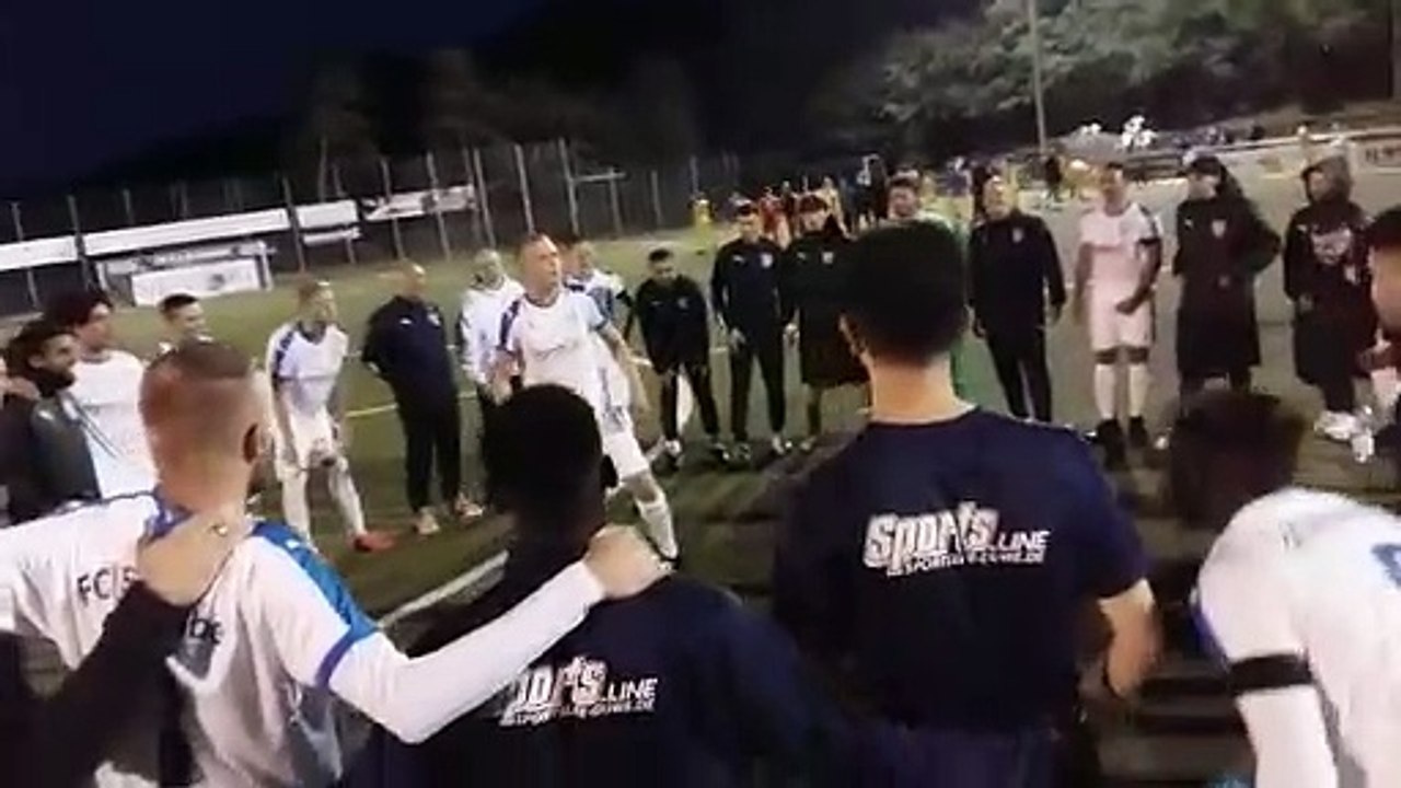 Der FC Süderelbe bejubelt den Auftaktsieg gegen BU