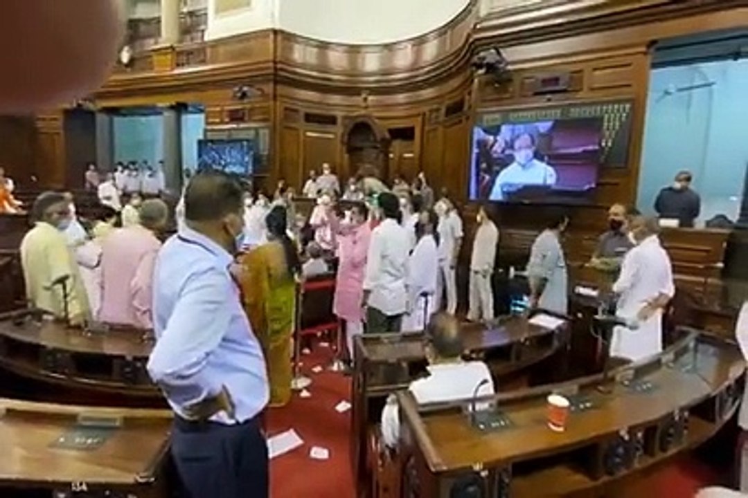 कृषि बिल पर राज्यसभा में हंगामा, सभापति के सामने लगा माइक तोड़ा, मोदी सरकार का किसान बिल पास