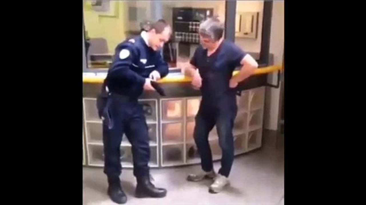 policier tir sur le pied d'un amis!!!!