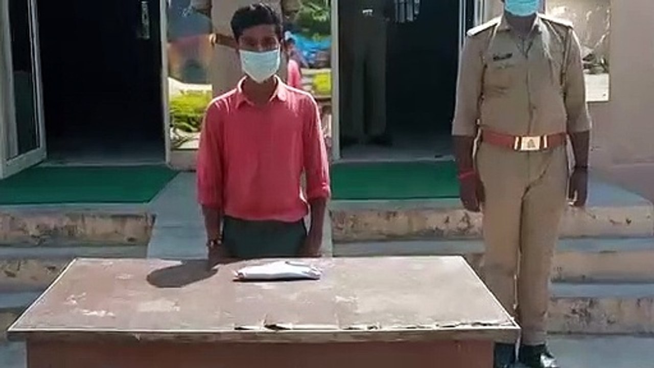 चोरी के मुकदमे में वांछित आरोपी अवैध शस्त्र कार...