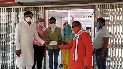 UP: सुदीक्षा भाटी के परिवार वालों को 15 लाख की सहायता राशि का चेक मिला