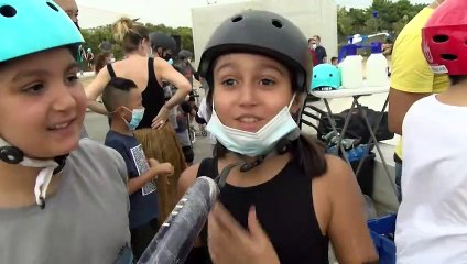 Sheryne et Sabrina prêtes pour la trottinette