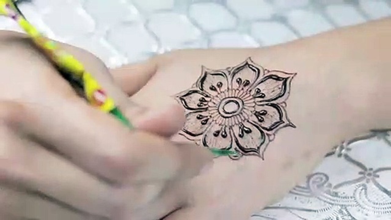 Simple and stylish mehndi design
