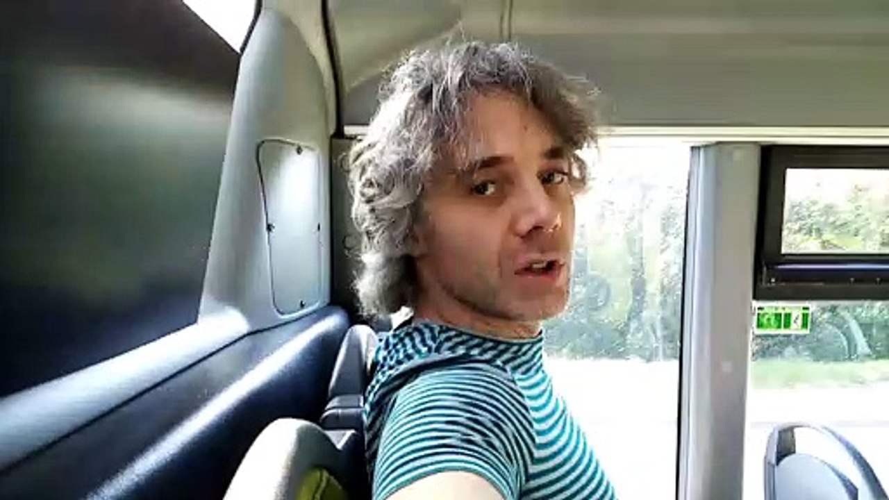 parler tout seul en bus en disant des phrases (manuel ferré/séquence 004)