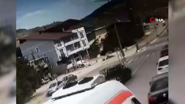 Motosiklet ile hafif ticari aracın çarpıştığı kaza kamerada