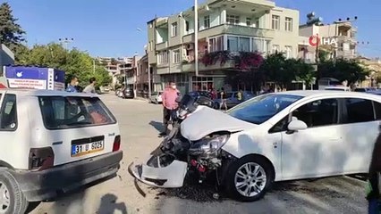 Samandağ'da iki otomobil birbirine girdi: 1 yaralı