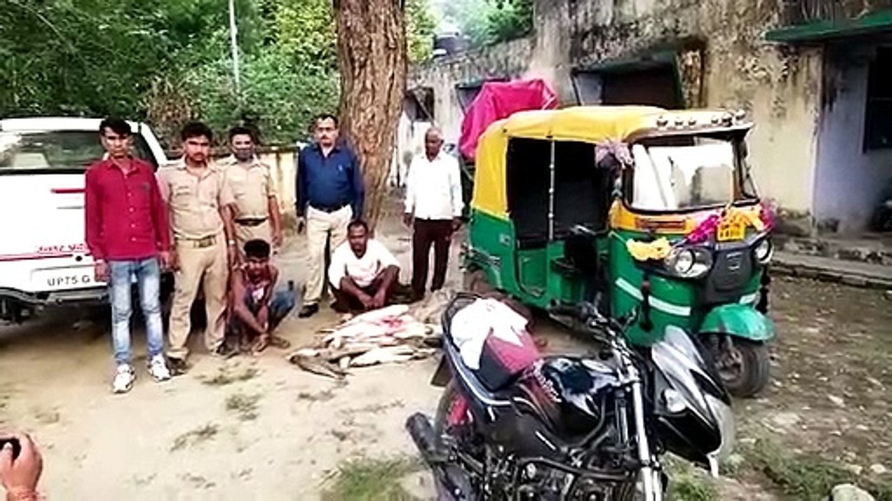 राष्ट्रीय चंबल सेंचुरी में दो लोगों को मछली पकड़ते पकड़ा