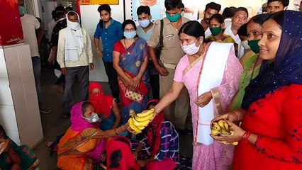सदर विधायक ने मरीजों को बांटे फल