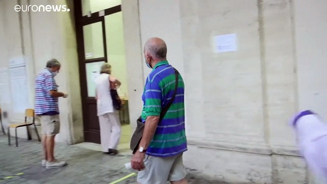 Les Italiens appelés aux urnes malgré une résurgence de la pandémie de Covid-19