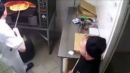 Ce chef sort une pizza du four avec style... Ou pas